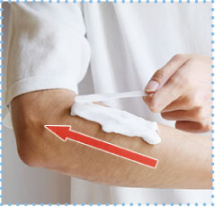 除毛クリームをつけ、ヘラで毛が見えない状態までのばします。低刺激でニオイもなく、ピリピリしません。