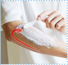 除毛クリームをのばし、約5分~15分待ちます。時間になったらティッシュでやさしく拭き取ります。