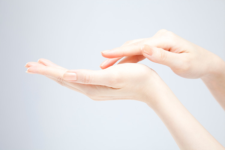 洗顔後のまっさらな肌に、まず最初に使う「エスプライム美容オイル」